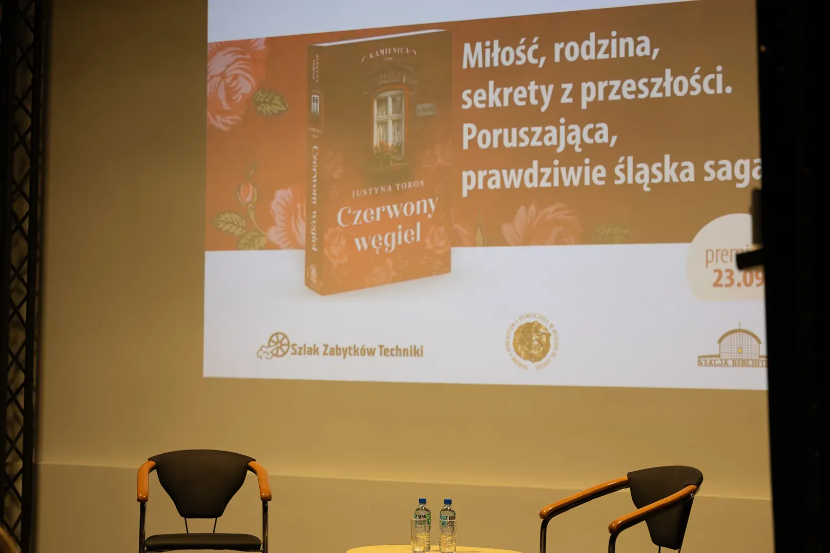 Scena w Stacji Biblioteka przygotowana na premierę „Czerwonego węgla”