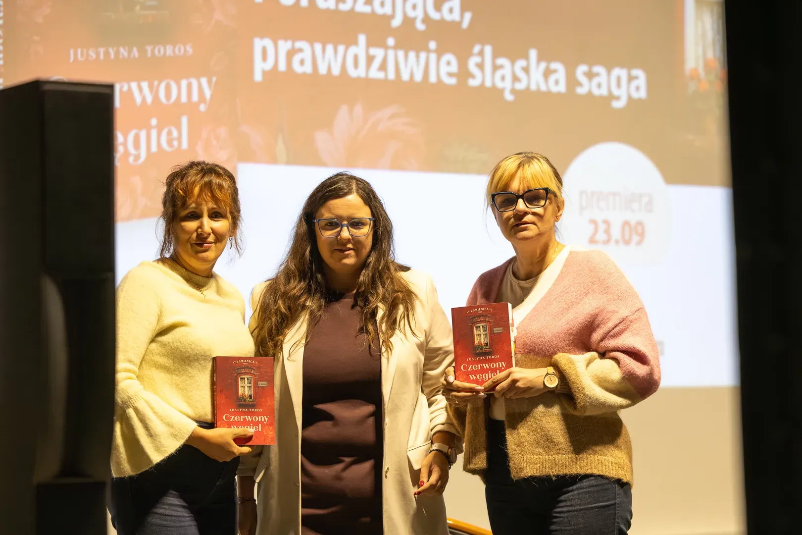 Justyna Toros z „Czerwonym węglem” na tle plakatu premiery