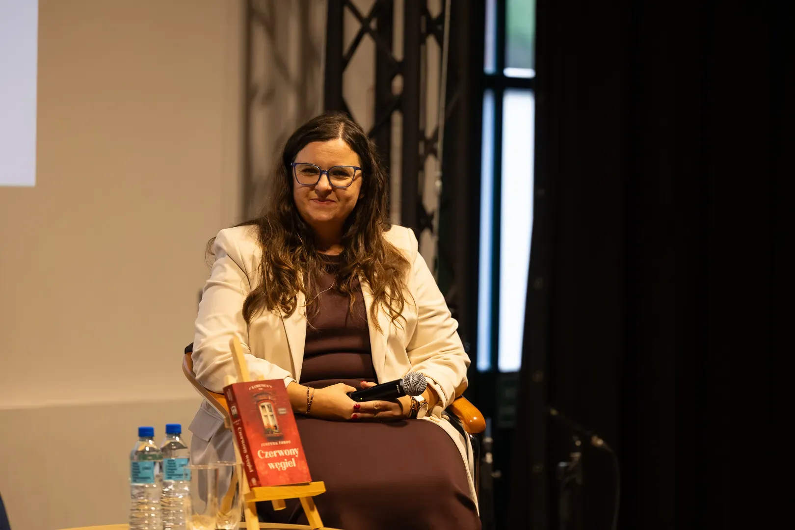 Justyna Toros na scenie z egzemplarzem „Czerwonego węgla”