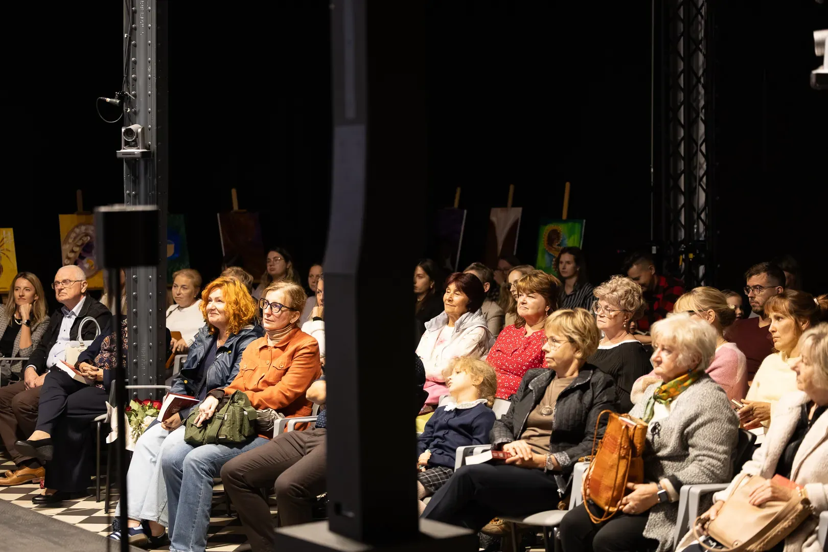 Pełna sala podczas premiery „Czerwonego węgla” w Stacji Biblioteka