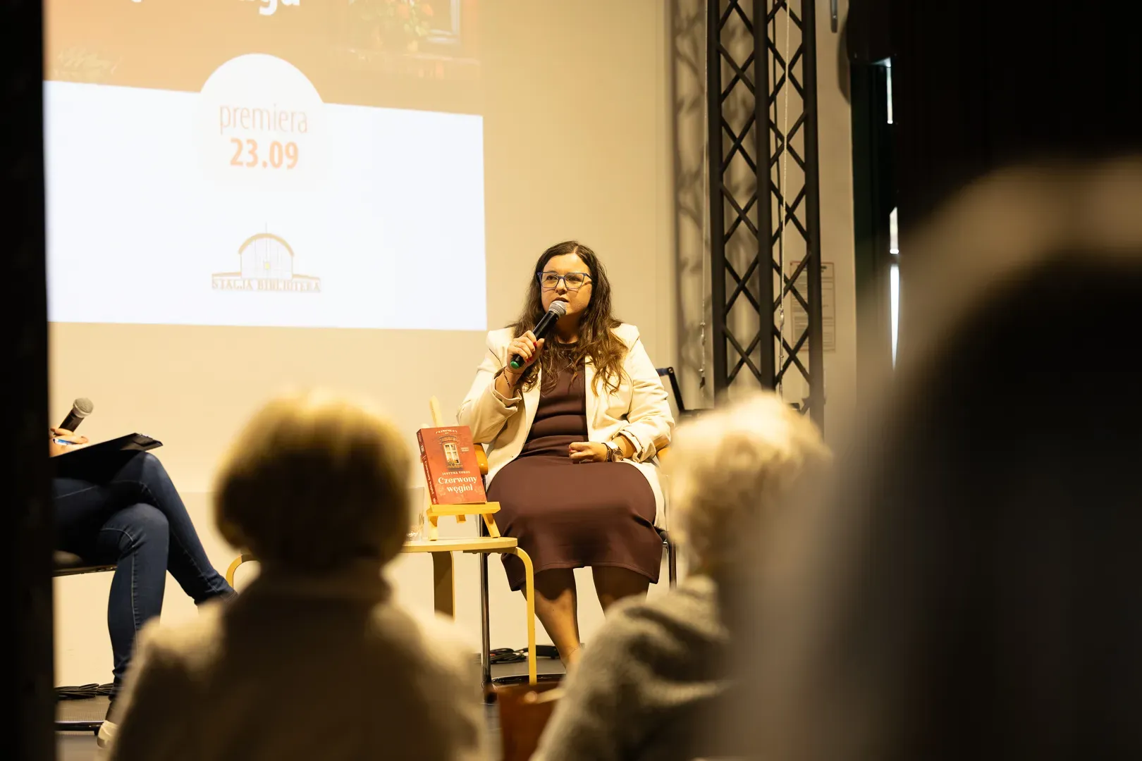 Justyna Toros odpowiada na pytania, widok zza widowni