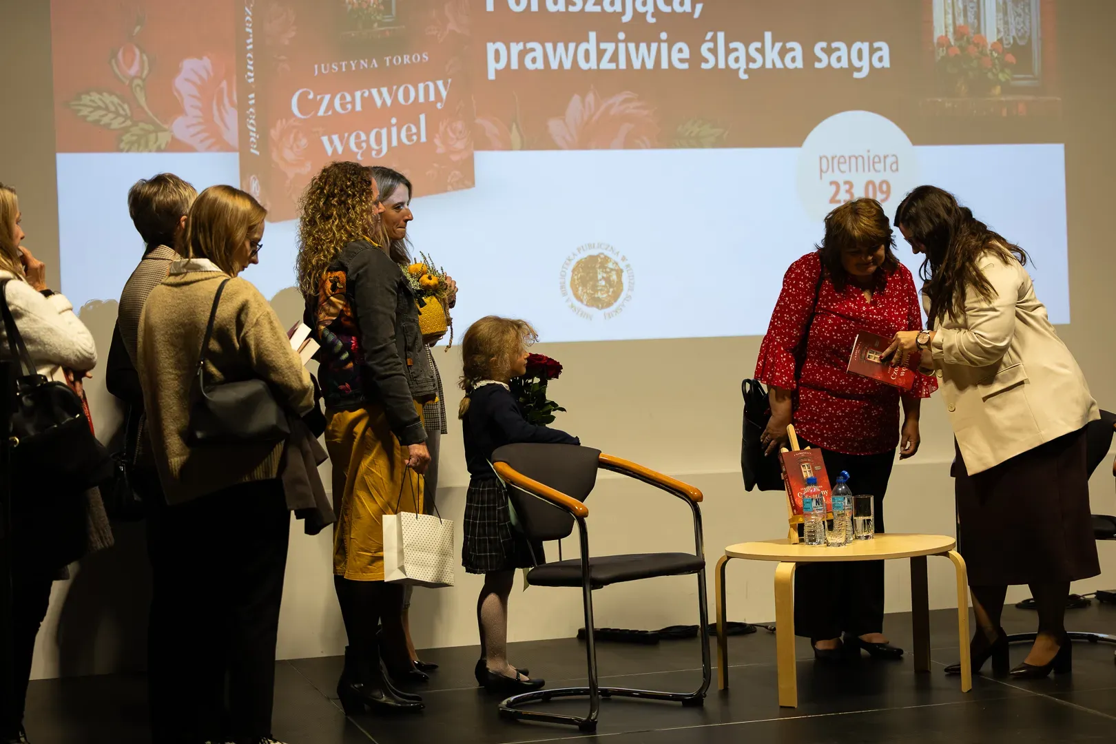 Gratulacje i rozmowy z autorką po spotkaniu