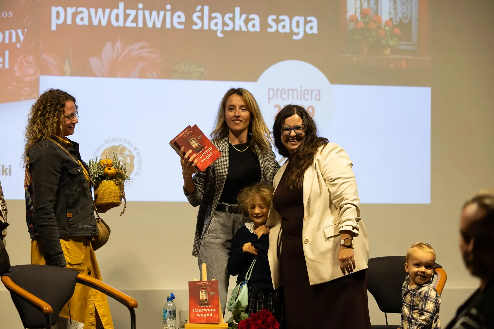 Justyna Toros z bliskimi na scenie po premierze