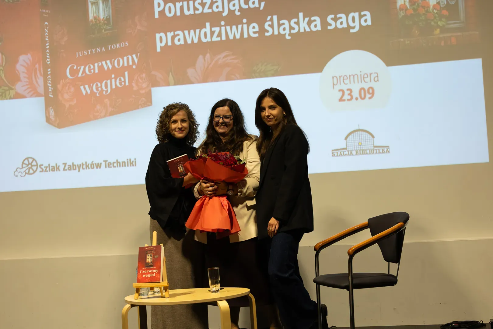 Kwiaty i gratulacje na zakończenie premiery